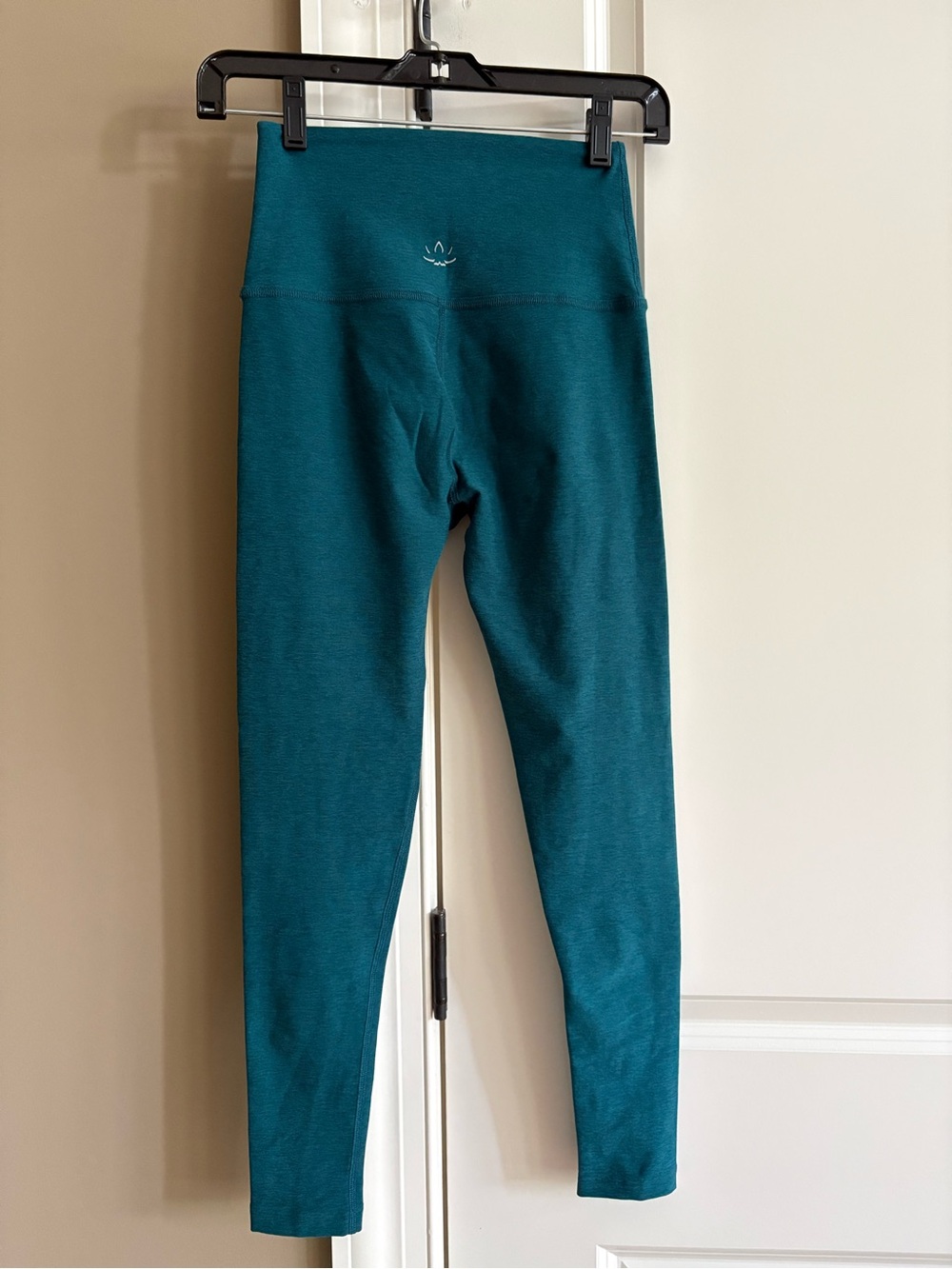 Beyond Yoga teal midi leggings - Picture 2 of 6